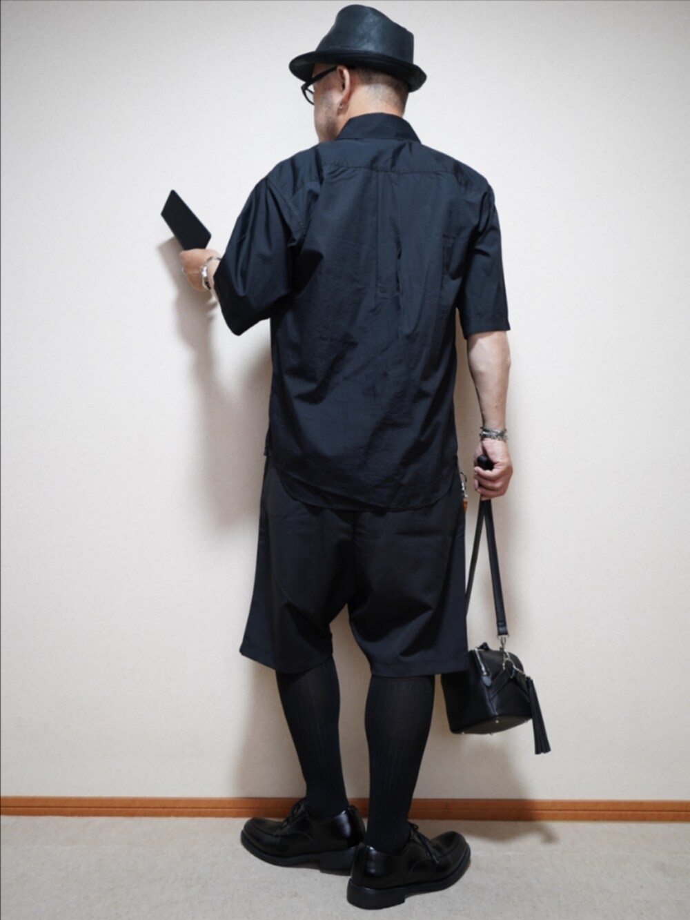 ブラック系のシューズ、ブラック系のその他パンツ、ブラック系のショルダーバッグを着用したメンズの夏コーディネートの3枚目の写真