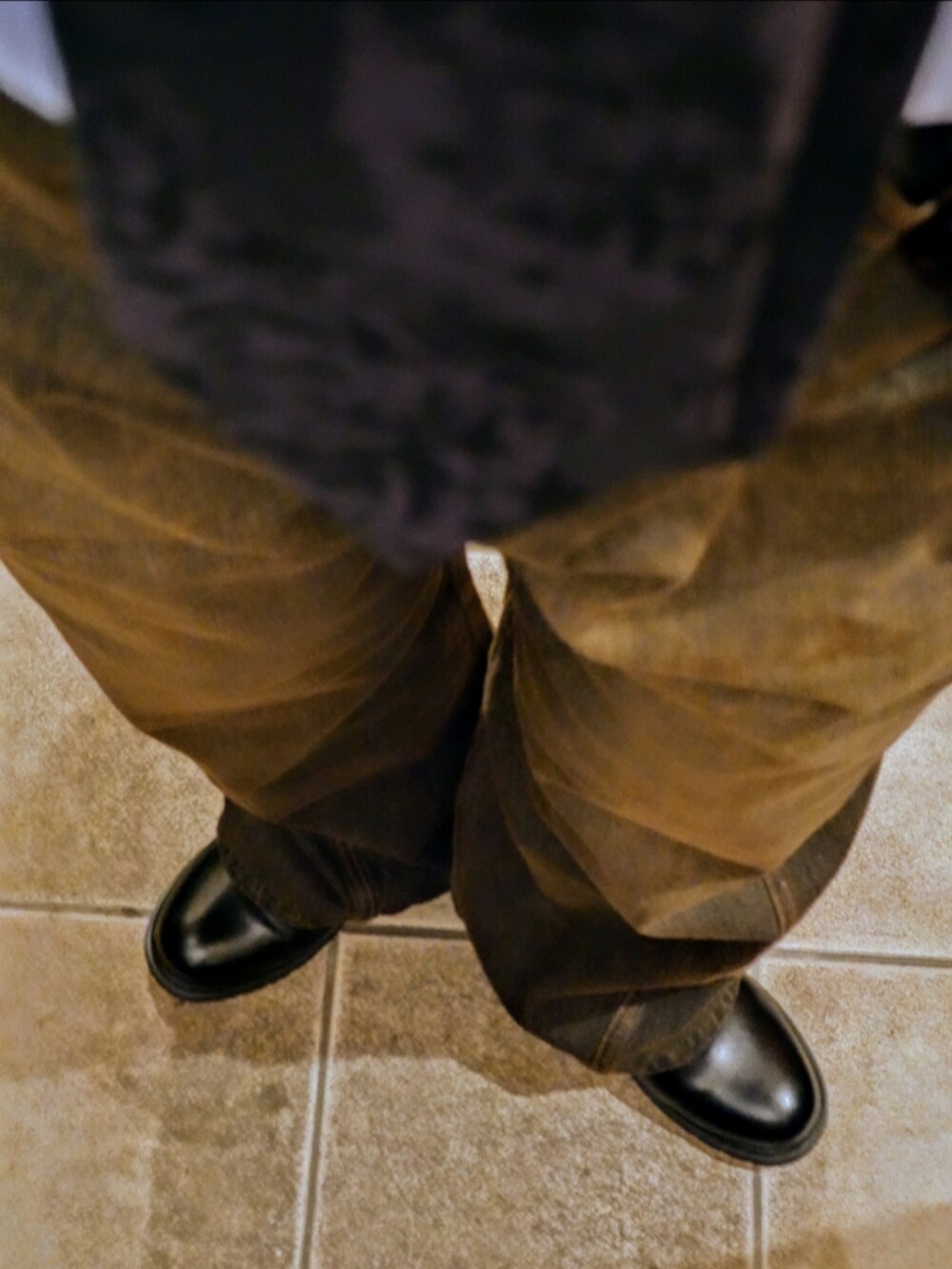 ブラック系のシューズ、ブラック系のデニムパンツ、ブラック系のパーカーを着用したメンズの春コーディネートの5枚目の写真