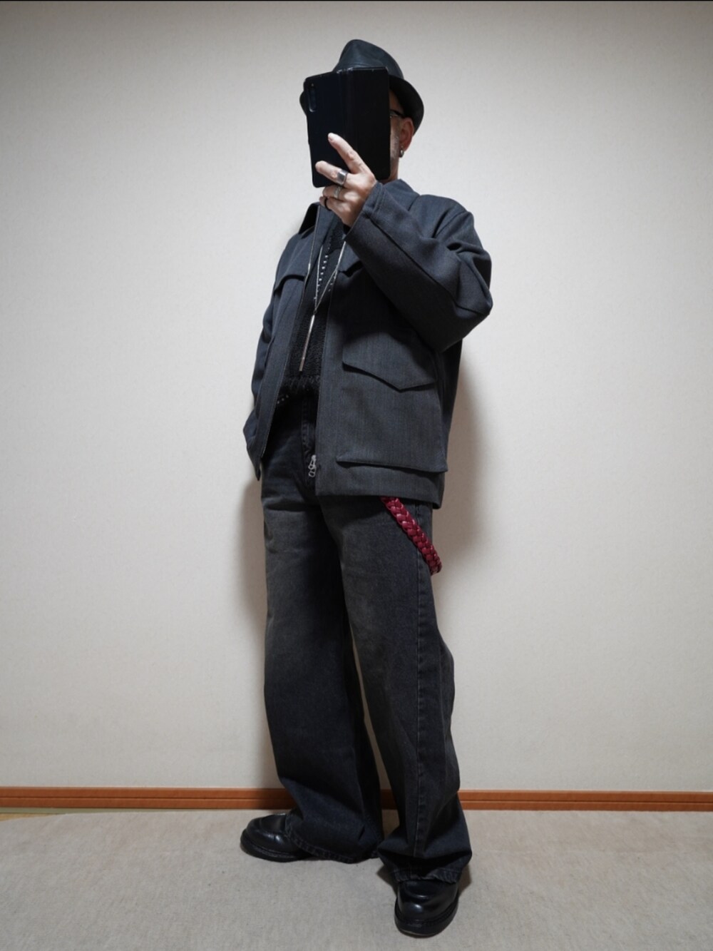 ブラック系のシューズ、ブラック系のデニムパンツ、ブラック系のニット/セーターを着用したメンズの冬コーディネートの2枚目の写真