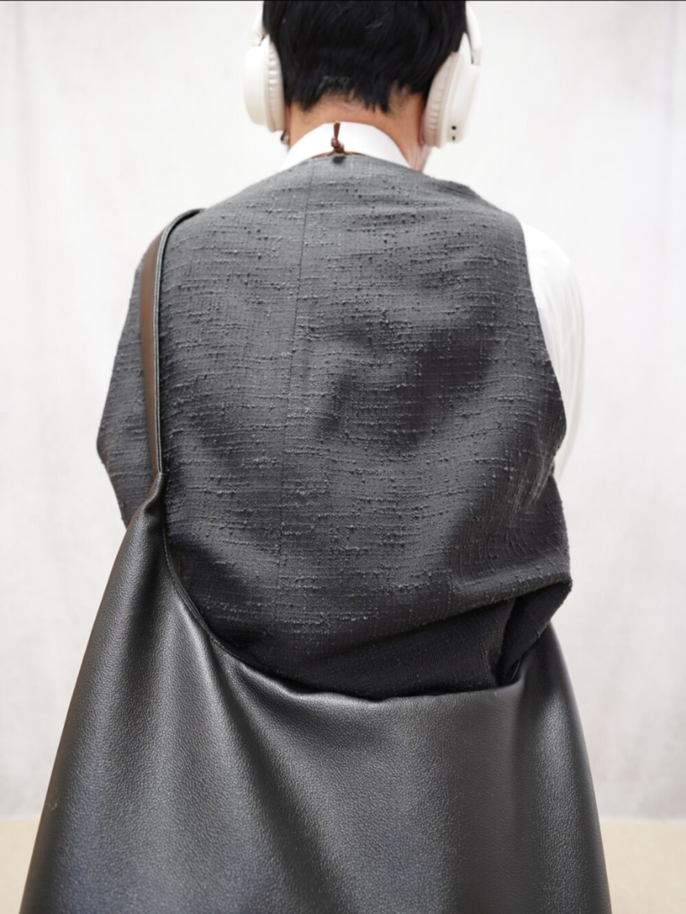 ブラック系のシューズ、ブラック系のTシャツ/カットソー、ホワイト系のシャツ/ブラウスを着用したメンズの春コーディネートの5枚目の写真