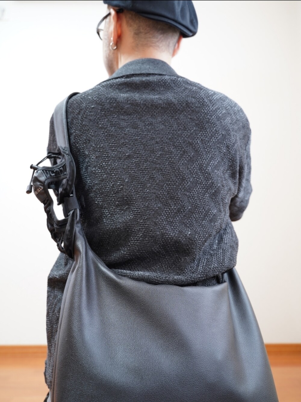 ブラック系のシューズ、グレー系のデニムパンツ、グレー系のシャツ/ブラウスを着用したメンズの夏コーディネートの5枚目の写真