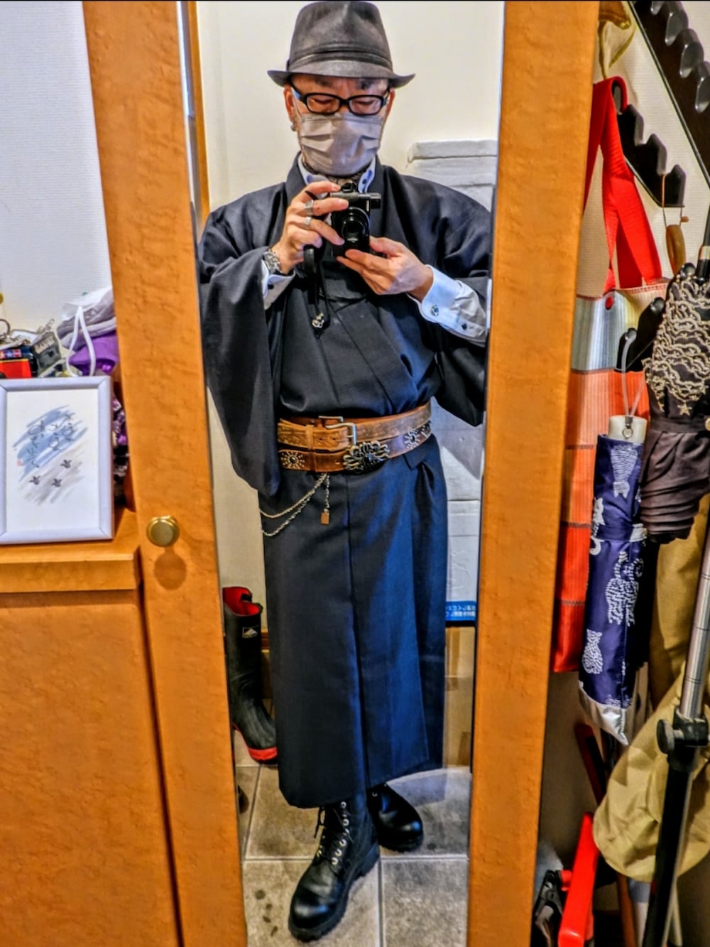 ブラック系のブーツ、ブルー系のネクタイ、シルバー系のファッション雑貨を着用したメンズの冬コーディネートの4枚目の写真