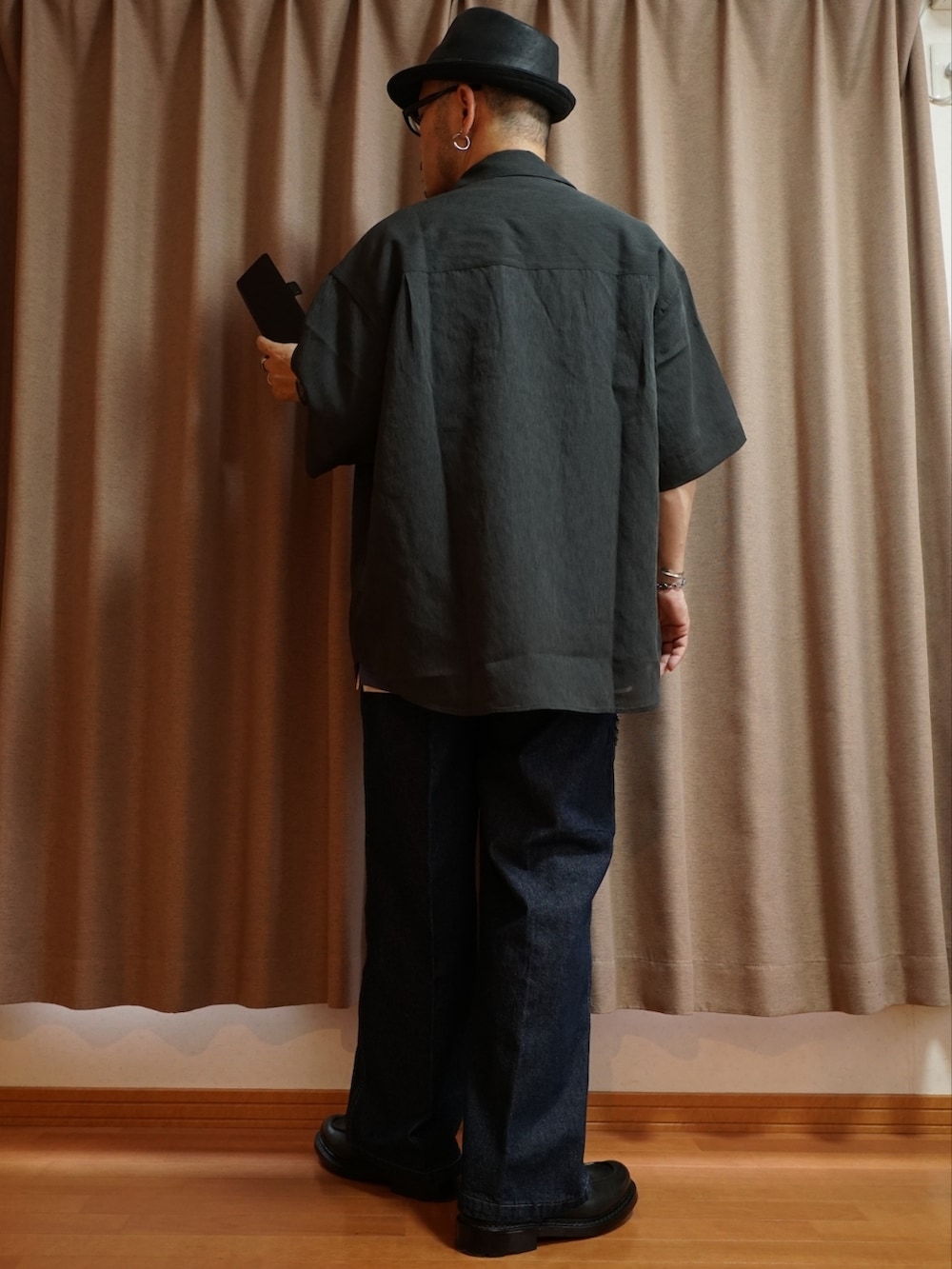 ブラック系のシューズ、ブルー系のデニムパンツ、ホワイト系のタンクトップを着用したメンズの夏コーディネートの3枚目の写真