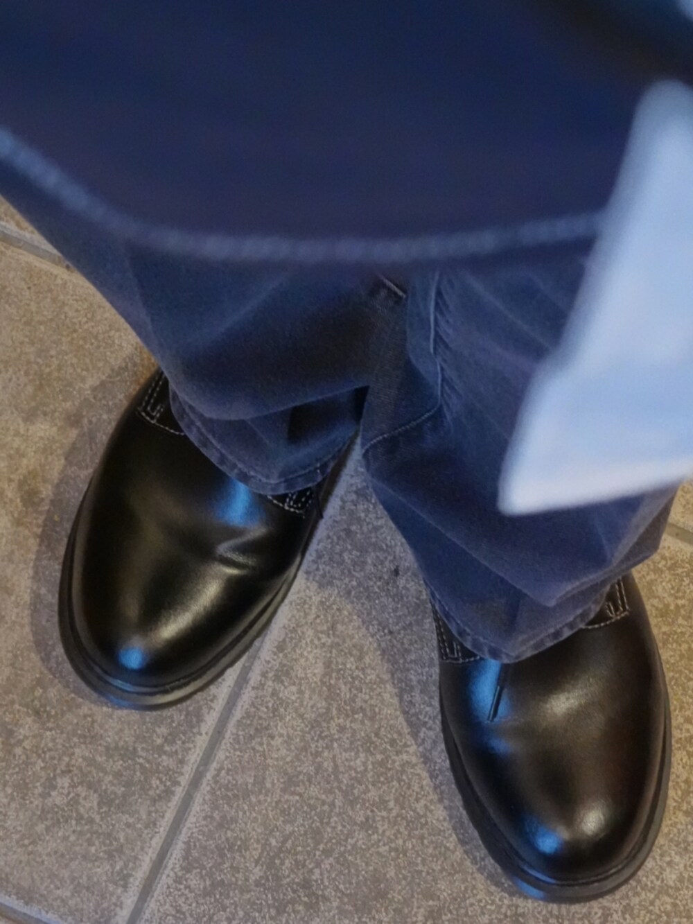 ブラック系のシューズ、グレー系のデニムパンツ、ブラック系のTシャツ/カットソーを着用したメンズの春コーディネートの3枚目の写真