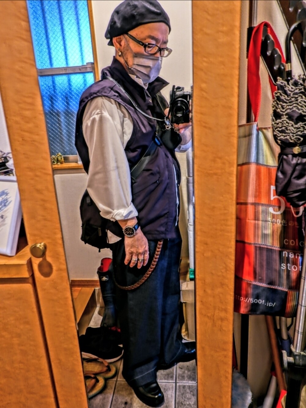 ブラック系のシューズ、ブルー系のデニムパンツ、ホワイト系のシャツ/ブラウスを着用したメンズの秋コーディネートの2枚目の写真