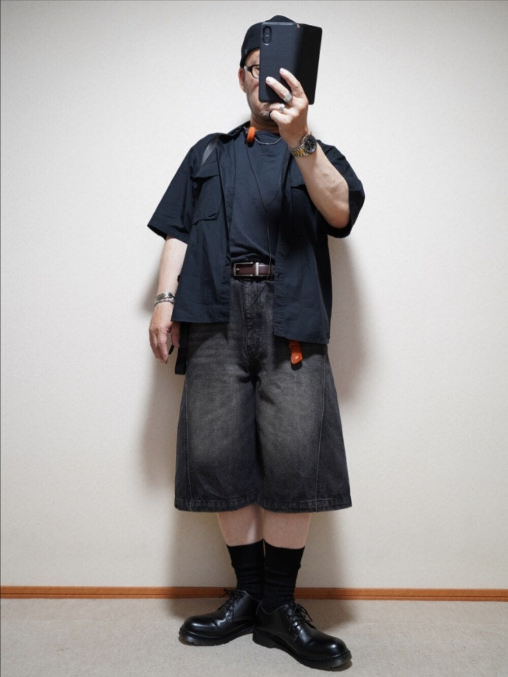 ブラック系のその他パンツ、ブラック系のTシャツ/カットソー、ブラック系のシャツ/ブラウスを着用したメンズの夏コーディネートの2枚目の写真