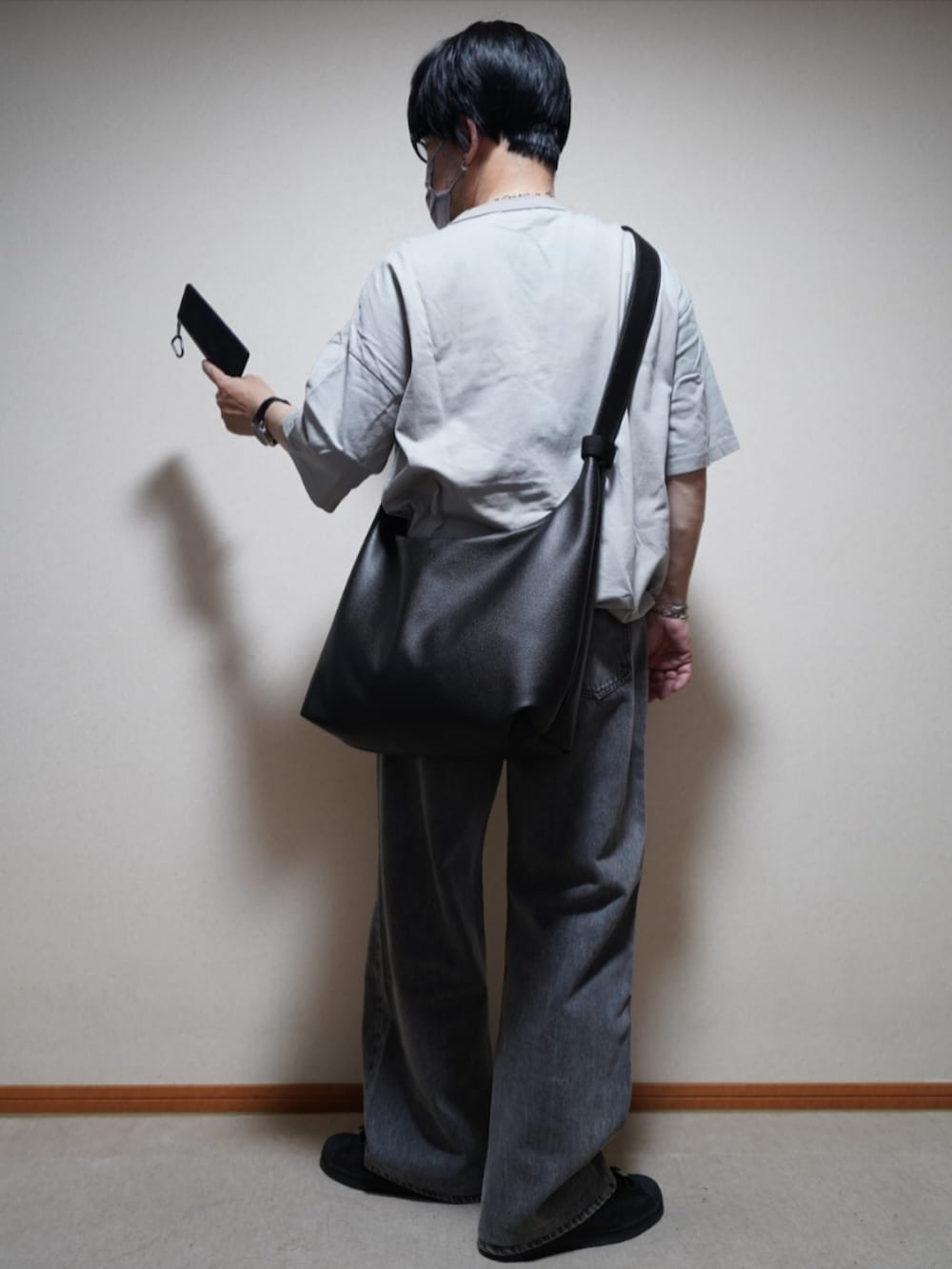 ブラック系のスニーカー、グレー系のデニムパンツ、グレー系のTシャツ/カットソーを着用したメンズの夏コーディネートの3枚目の写真