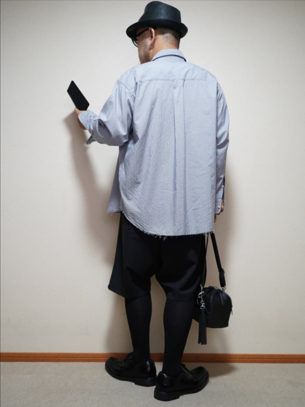 ブラック系のシューズ、ブラック系のその他パンツ、グレー系のタンクトップを着用したメンズの夏コーディネートの3枚目の写真