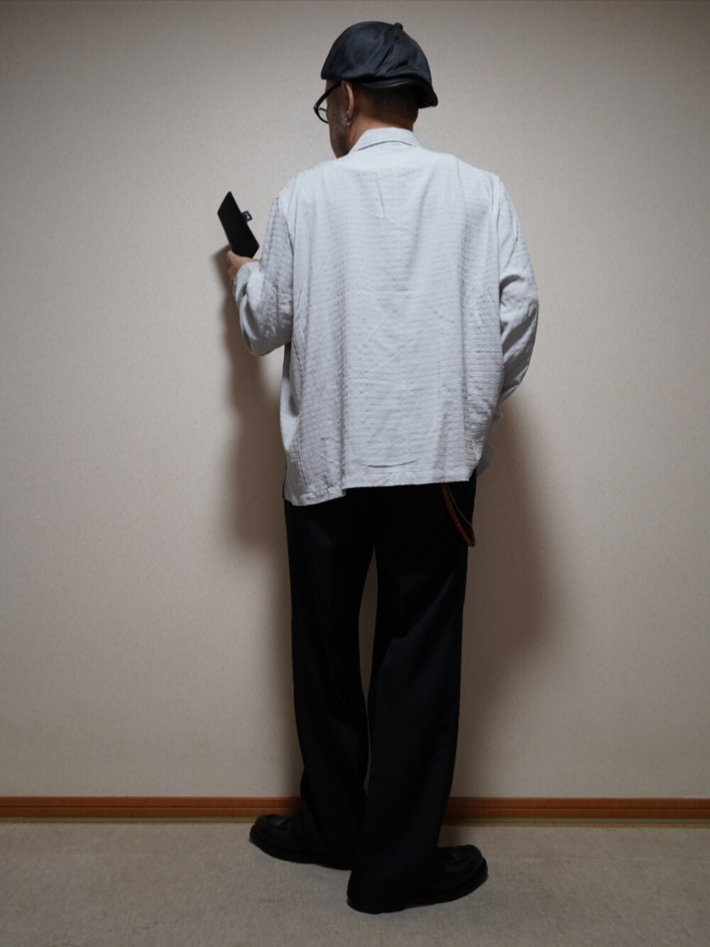 ブラック系のシューズ、ブラック系のパンツ、グレー系のタンクトップを着用したメンズの春コーディネートの4枚目の写真