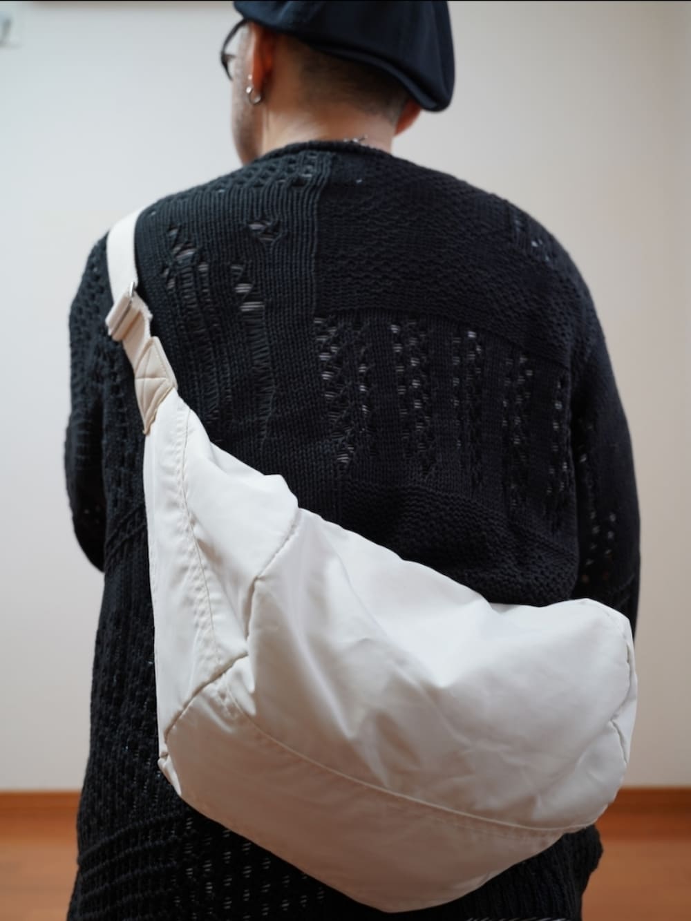 ブラック系のシューズ、グレー系のデニムパンツ、ブラック系のニット/セーターを着用したメンズの夏コーディネートの3枚目の写真