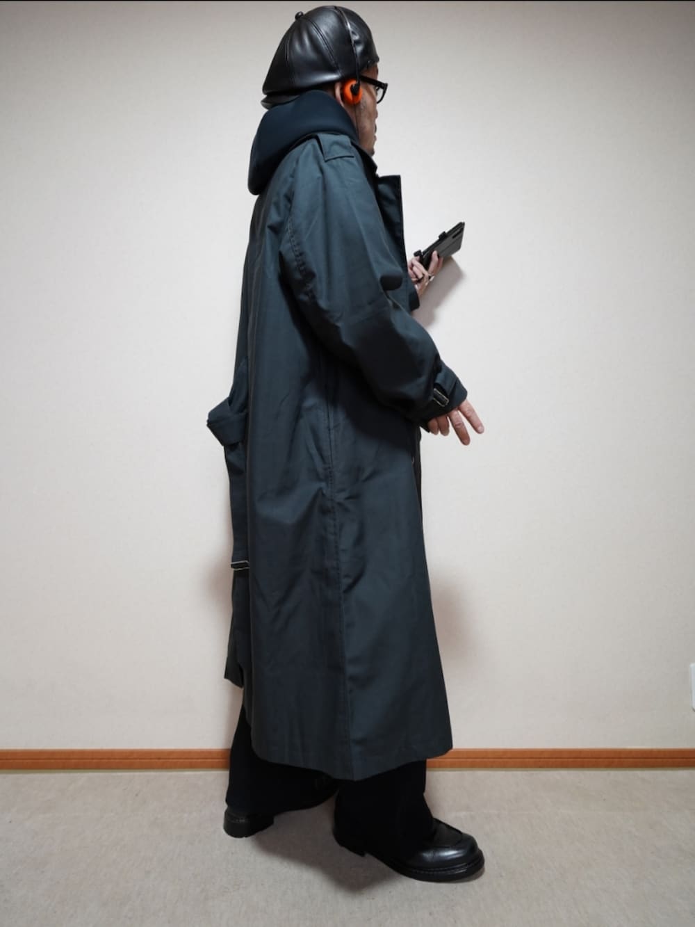 ブラック系のシューズ、グレー系のデニムパンツ、ブラック系のパーカーを着用したメンズの冬コーディネートの4枚目の写真