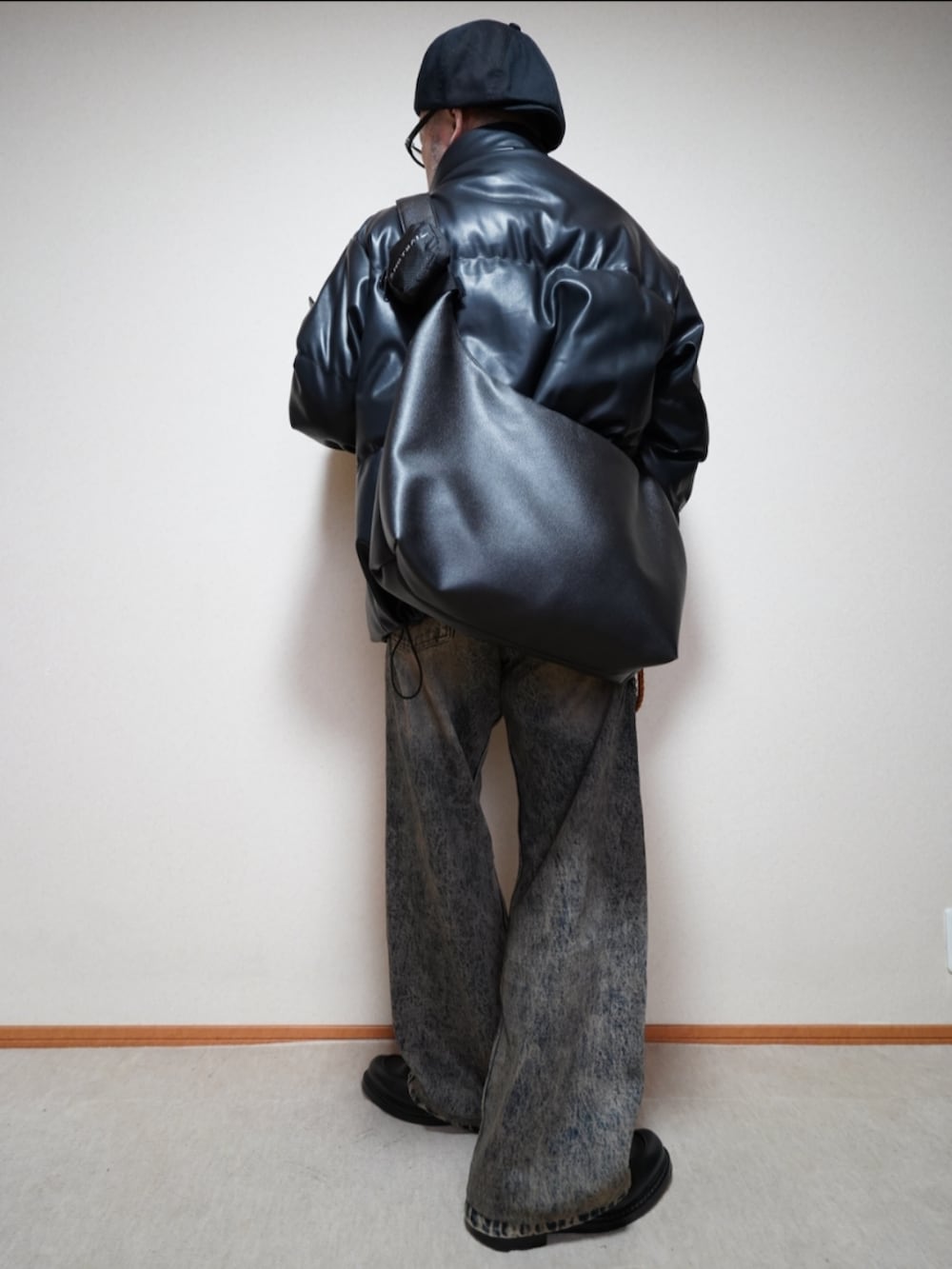 ブラック系のシューズ、ブルー系のデニムパンツ、グレー系のTシャツ/カットソーを着用したメンズの秋コーディネートの3枚目の写真