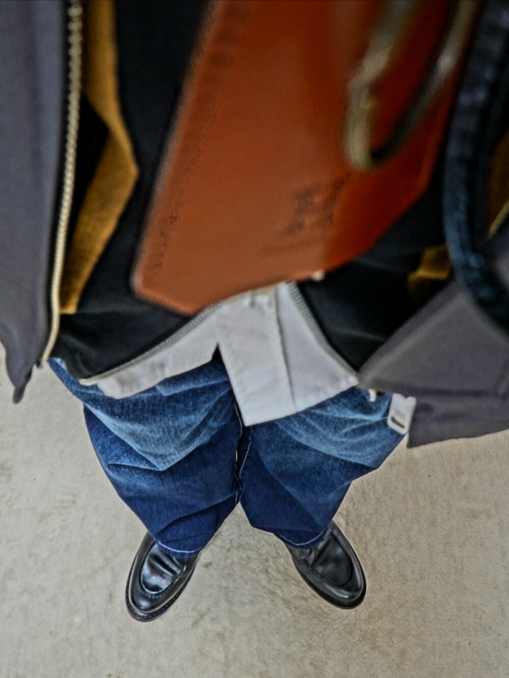 ブラック系のシューズ、ブルー系のデニムパンツ、ブラック系のカーディガン/ボレロを着用したメンズの春コーディネートの5枚目の写真