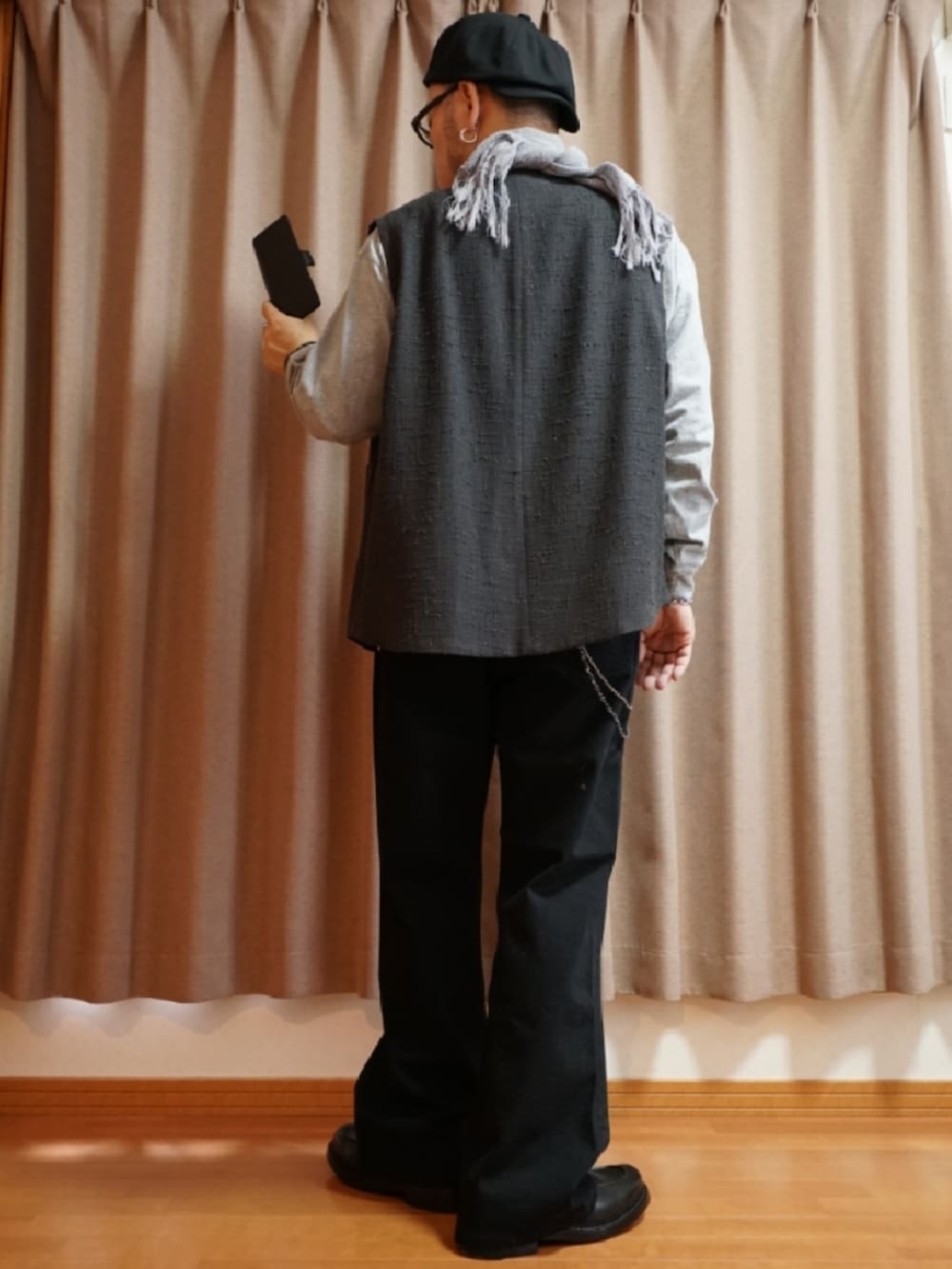 ブラック系のシューズ、グレー系のデニムパンツ、ホワイト系のタンクトップを着用したメンズの夏コーディネートの3枚目の写真