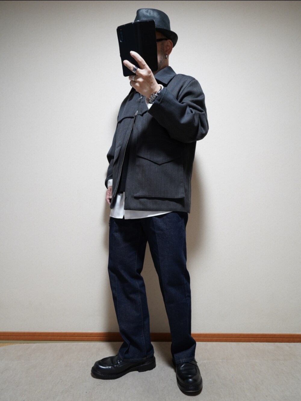 ブラック系のシューズ、ブルー系のデニムパンツ、ホワイト系のシャツ/ブラウスを着用したメンズの冬コーディネートの2枚目の写真