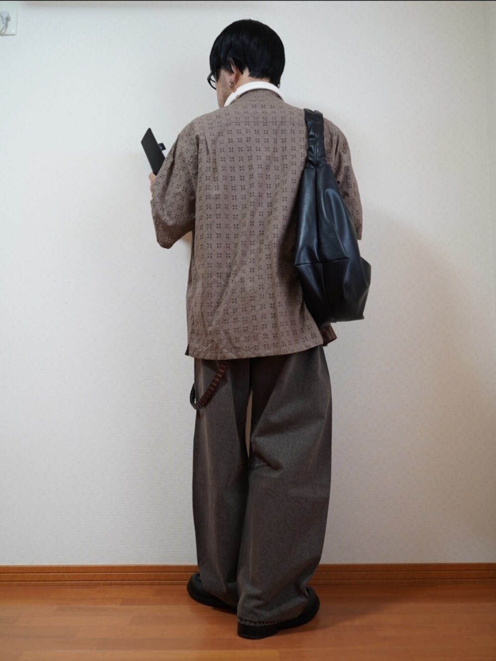 ブラック系のシューズ、ブラウン系のデニムパンツ、ブラック系のTシャツ/カットソーを着用したメンズの夏コーディネートの2枚目の写真