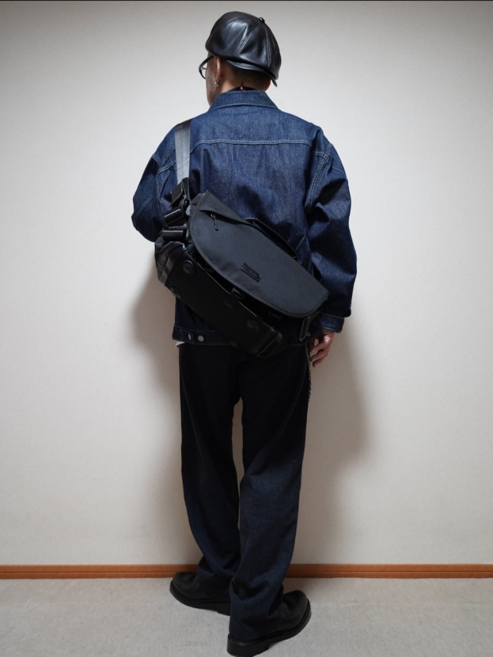 ブラック系のシューズ、グレー系のパンツ、ブルー系のジャケット/アウターを着用したメンズの春コーディネートの3枚目の写真