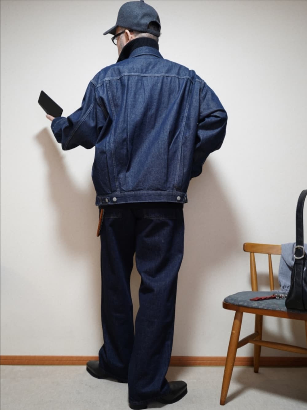 ブラック系のブーツ、ブルー系のデニムパンツ、ブラック系のジャケット/アウターを着用したメンズの春コーディネートの4枚目の写真