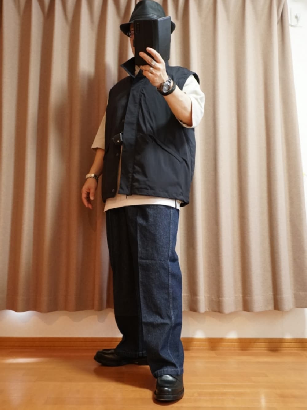 ブラック系のシューズ、ホワイト系のタンクトップ、ブルー系のデニムパンツを着用したメンズの夏コーディネートの2枚目の写真