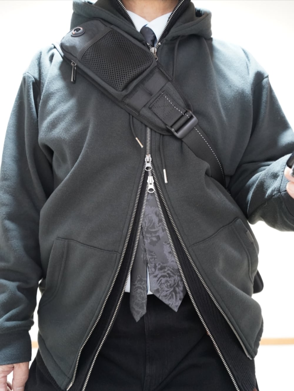 ブラック系のシューズ、グレー系のデニムパンツ、ブラック系のジャケット/アウターを着用したメンズの春コーディネートの4枚目の写真