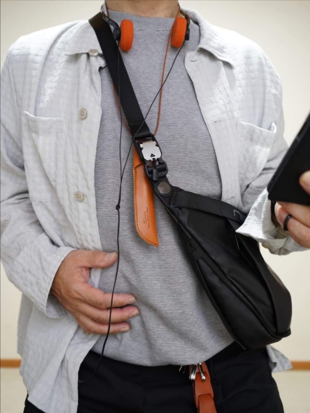 ブラック系のシューズ、ブラック系のその他パンツ、ベージュ系のTシャツ/カットソーを着用したメンズの夏コーディネートの4枚目の写真