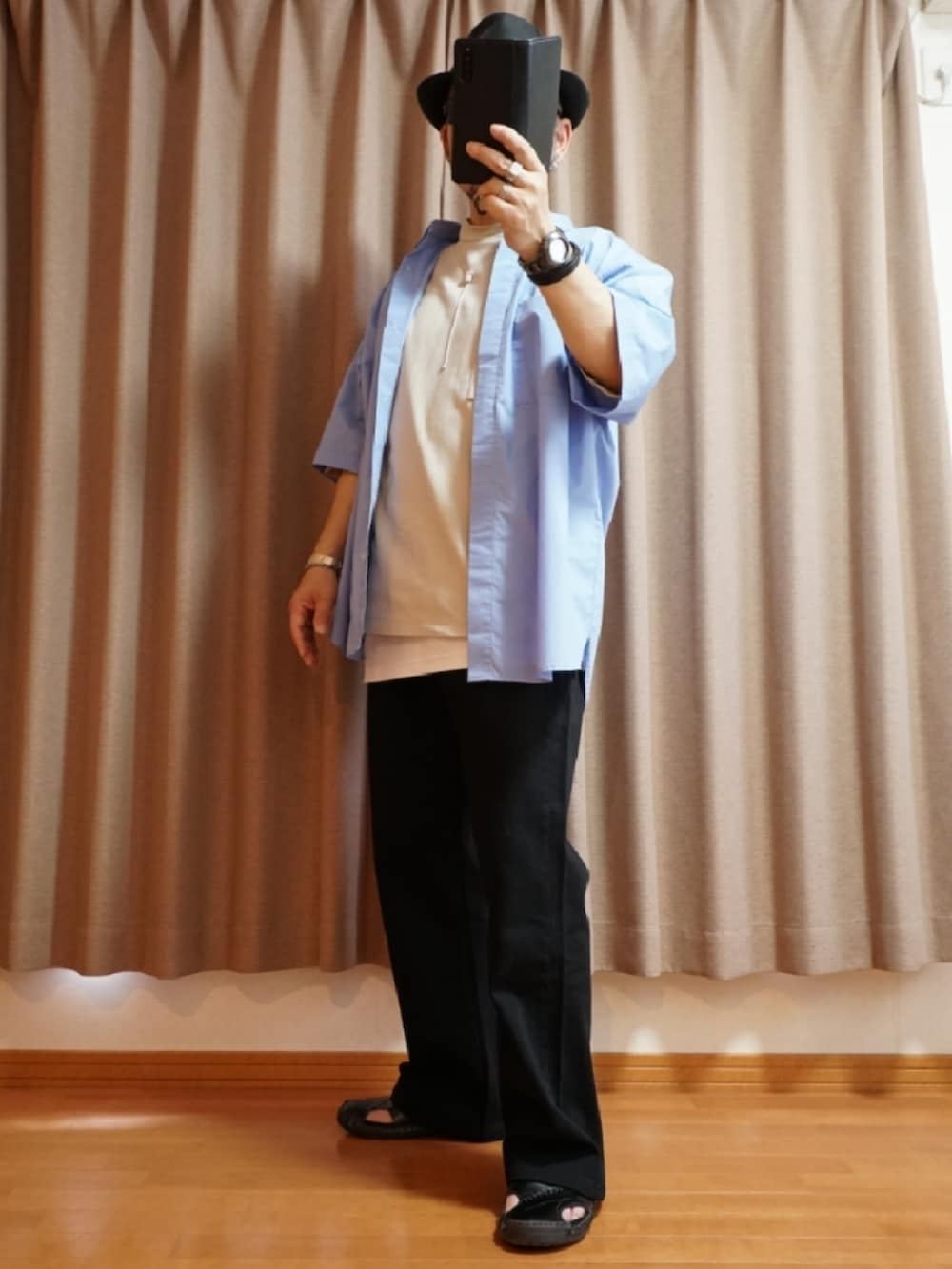 ブラック系のサンダル、グレー系のデニムパンツ、ホワイト系のタンクトップを着用したメンズの夏コーディネートの2枚目の写真