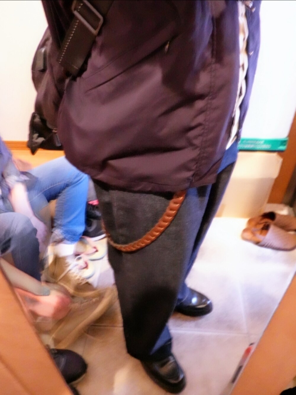 ブラック系のシューズ、ブルー系のデニムパンツ、ホワイト系のシャツ/ブラウスを着用したメンズの秋コーディネートの4枚目の写真