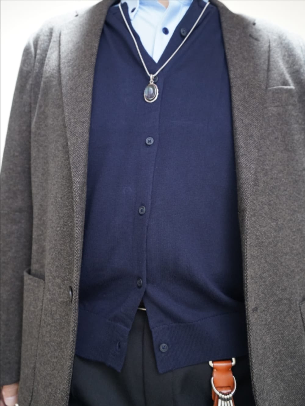 ブラック系のドレスシューズ、ブラック系のパンツ、ブルー系のカーディガン/ボレロを着用したメンズの冬コーディネートの4枚目の写真