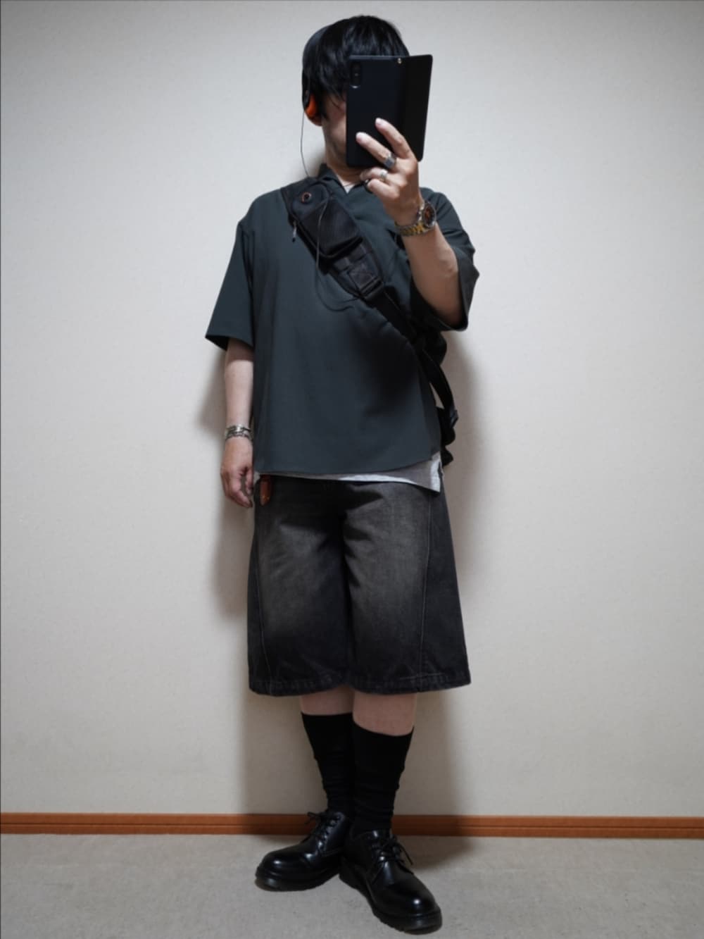 ブラック系のシューズ、ブラック系のその他パンツ、グレー系のシャツ/ブラウスを着用したメンズの夏コーディネートの2枚目の写真