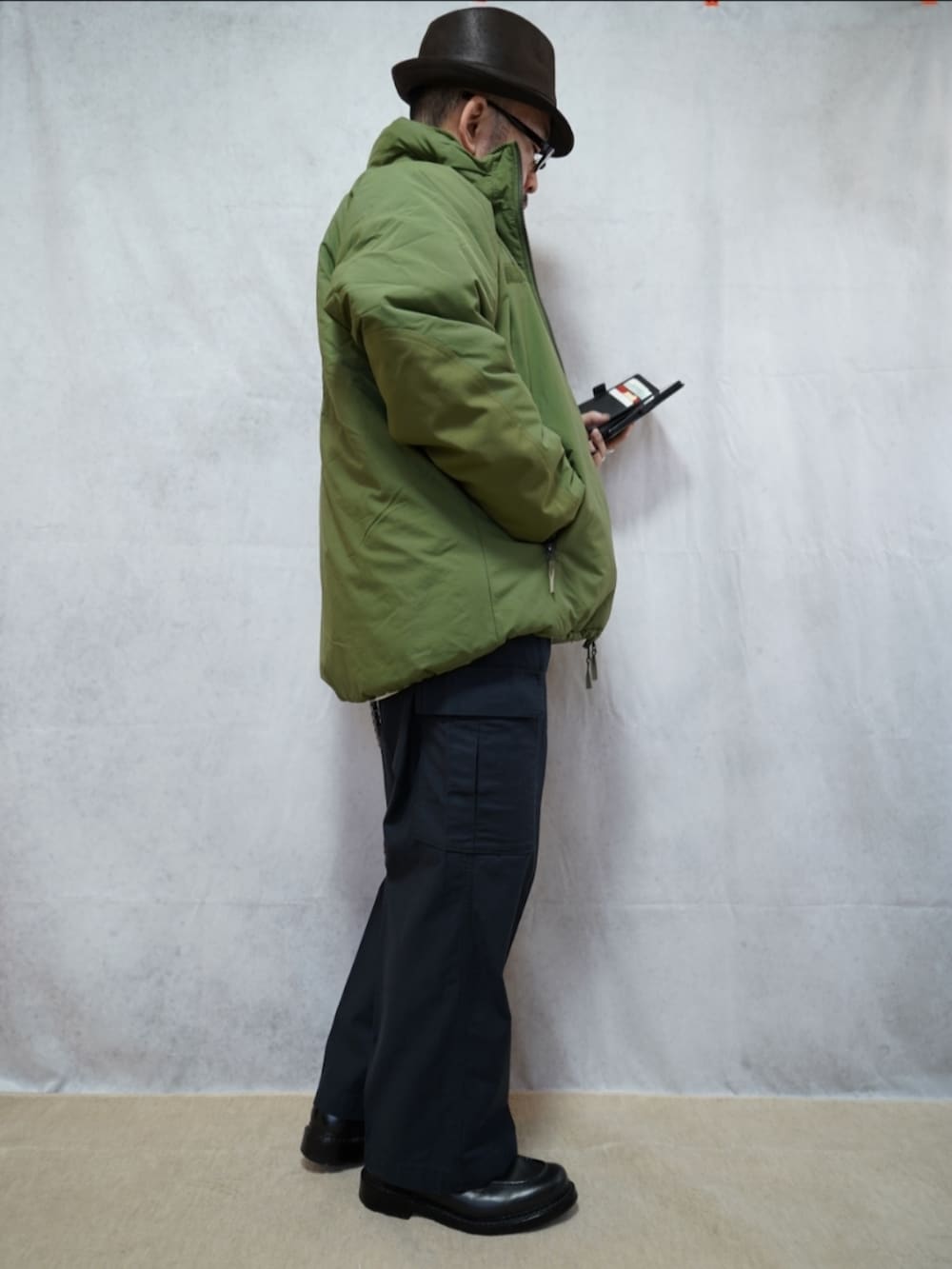 ブラック系のシューズ、グリーン系のダウンジャケット/コート、ホワイト系のシャツ/ブラウスを着用したメンズの冬コーディネートの4枚目の写真