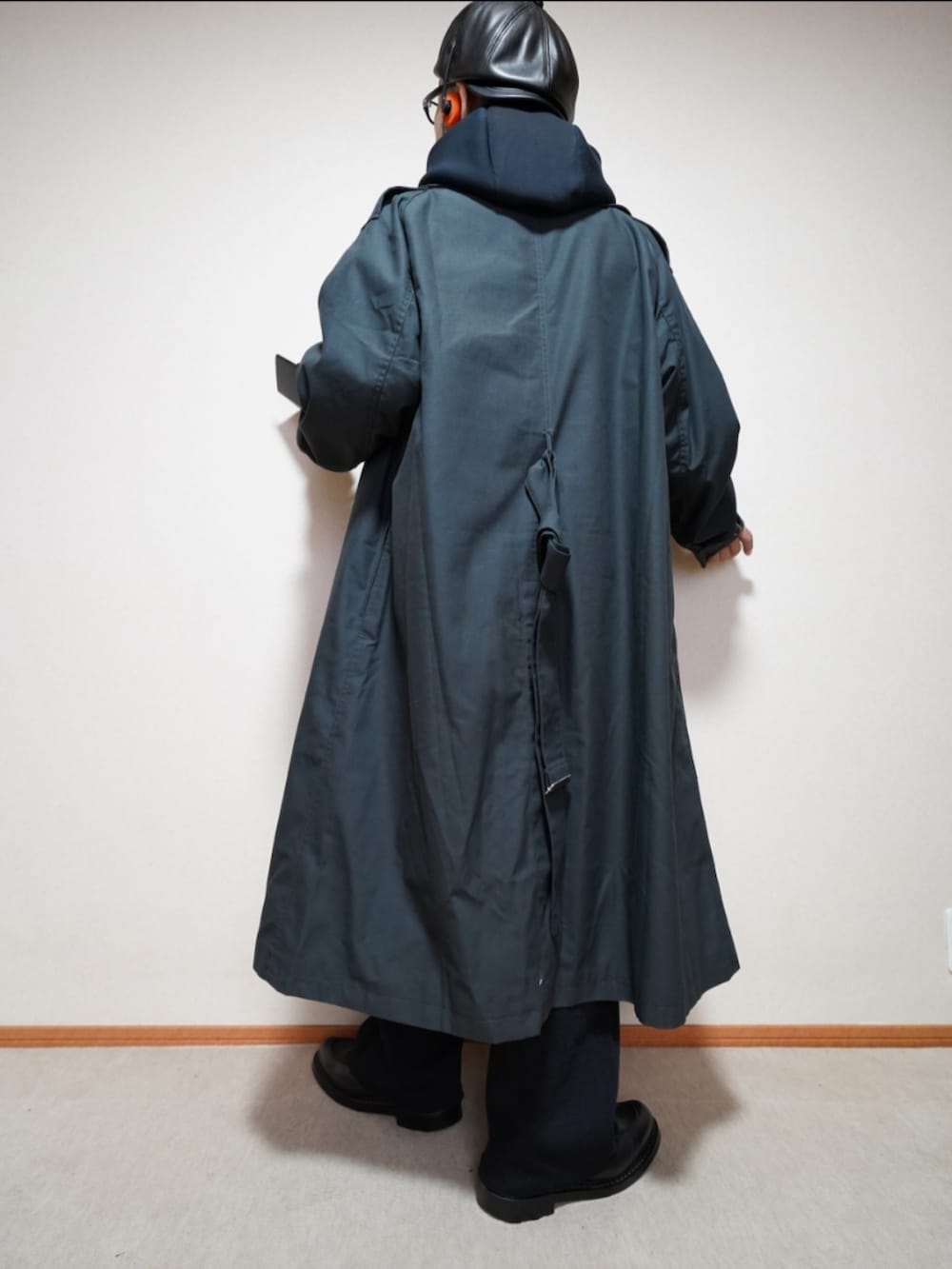 ブラック系のシューズ、グレー系のデニムパンツ、ブラック系のパーカーを着用したメンズの冬コーディネートの3枚目の写真