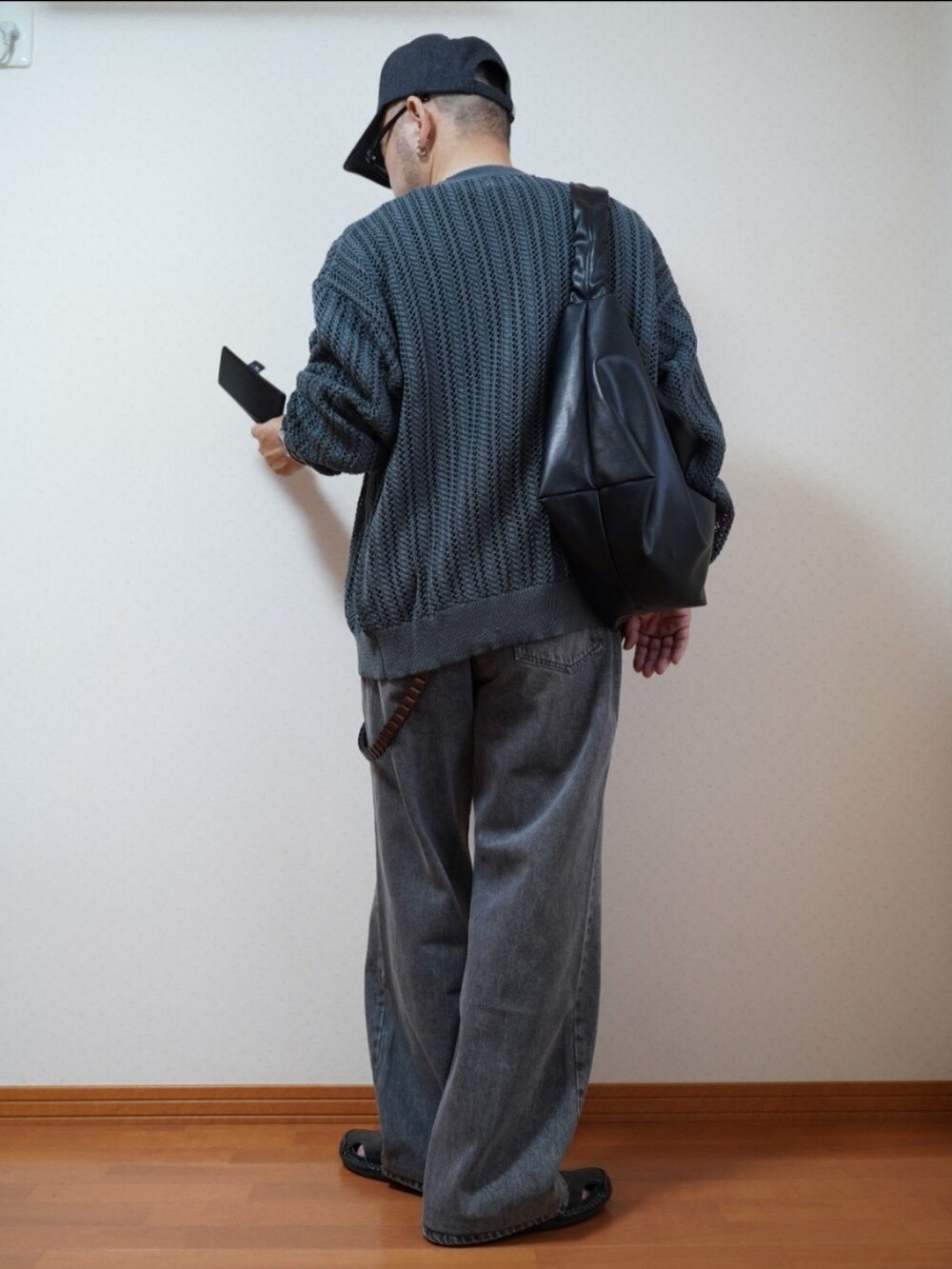 ブラック系のサンダル、グレー系のデニムパンツ、ブラック系のTシャツ/カットソーを着用したメンズの秋コーディネートの2枚目の写真