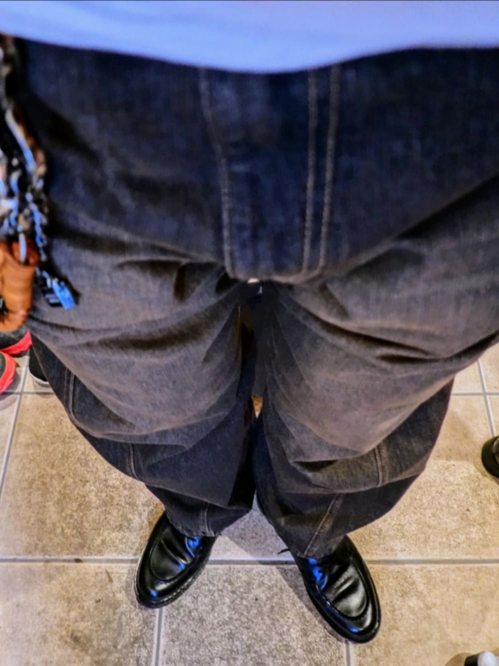 ブラック系のシューズ、ブラック系のデニムパンツ、グリーン系のシャツ/ブラウスを着用したメンズの春コーディネートの2枚目の写真