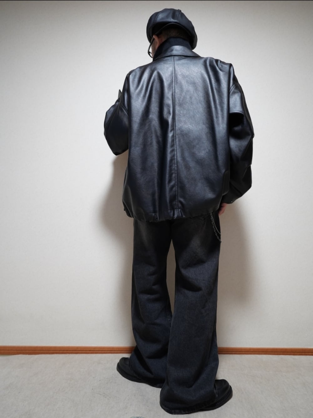 ブラック系のシューズ、ブラック系のデニムパンツ、ブラック系のジャケット/アウターを着用したメンズの冬コーディネートの4枚目の写真