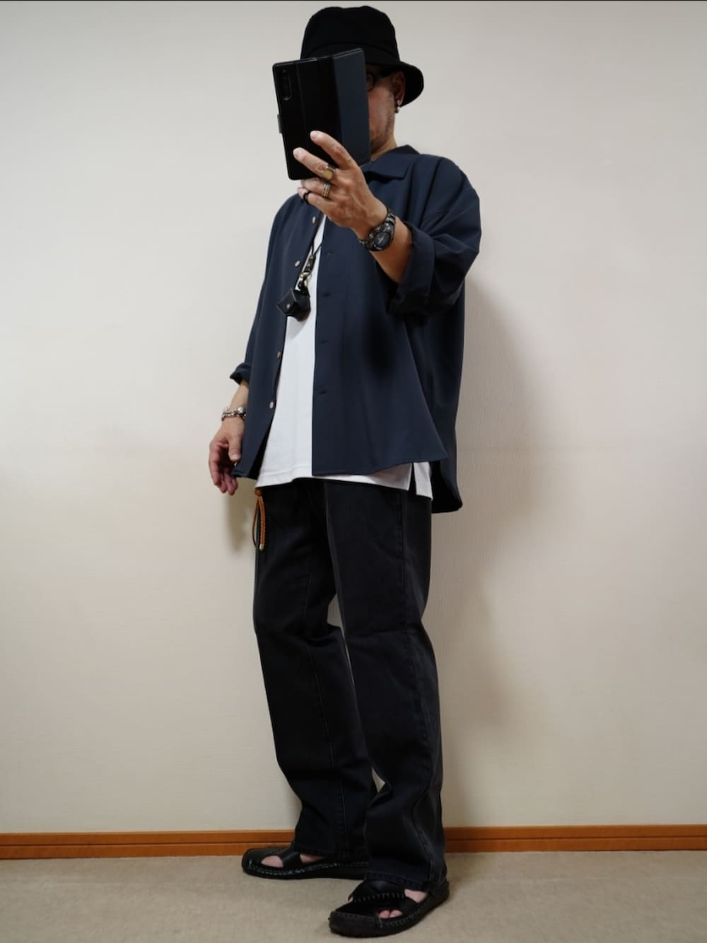 ブルー系のデニムパンツ、ホワイト系のタンクトップ、グレー系のシャツ/ブラウスを着用したメンズの夏コーディネートの2枚目の写真