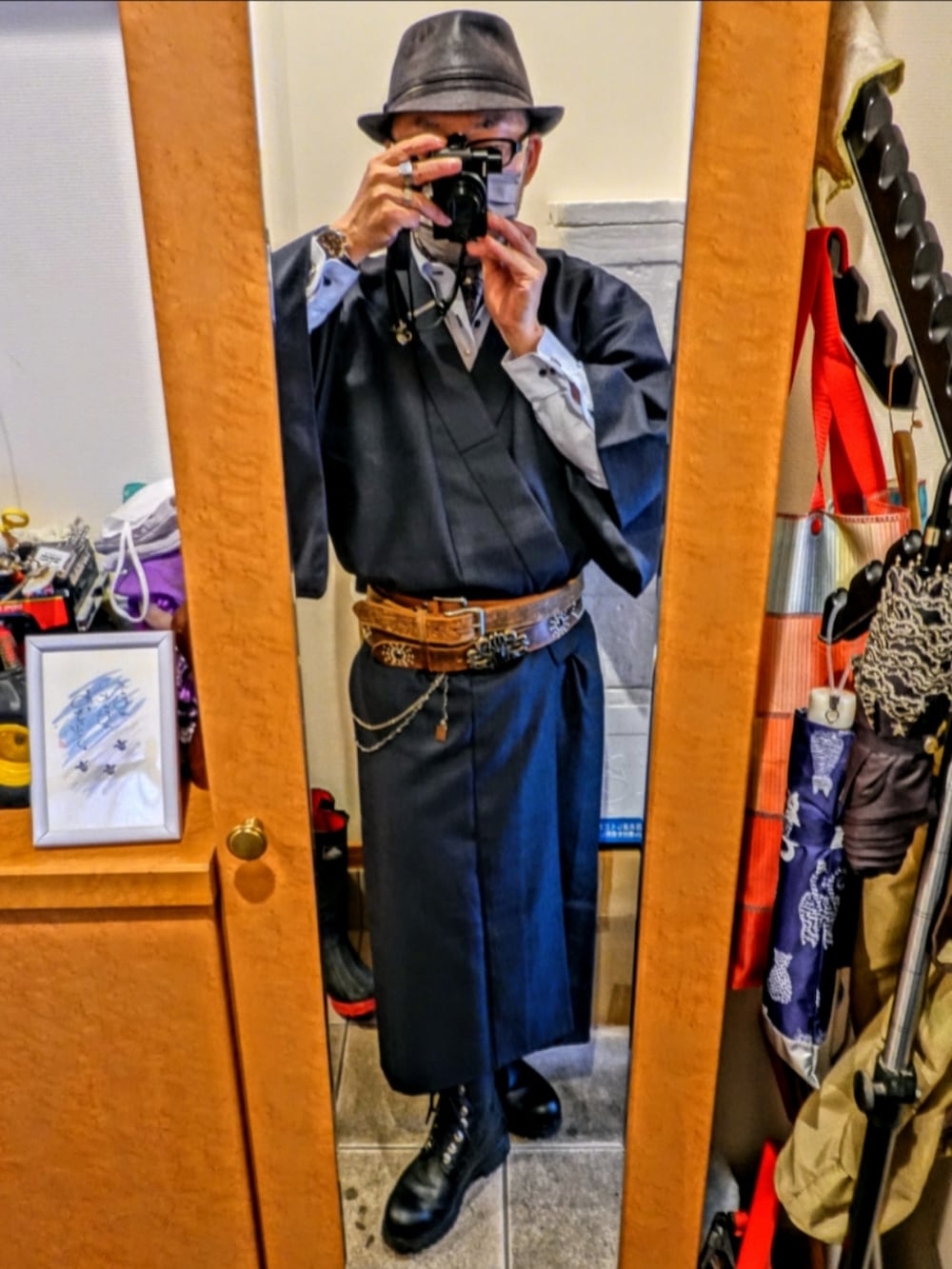 ブラック系のブーツ、ブルー系のネクタイ、シルバー系のファッション雑貨を着用したメンズの冬コーディネートの5枚目の写真