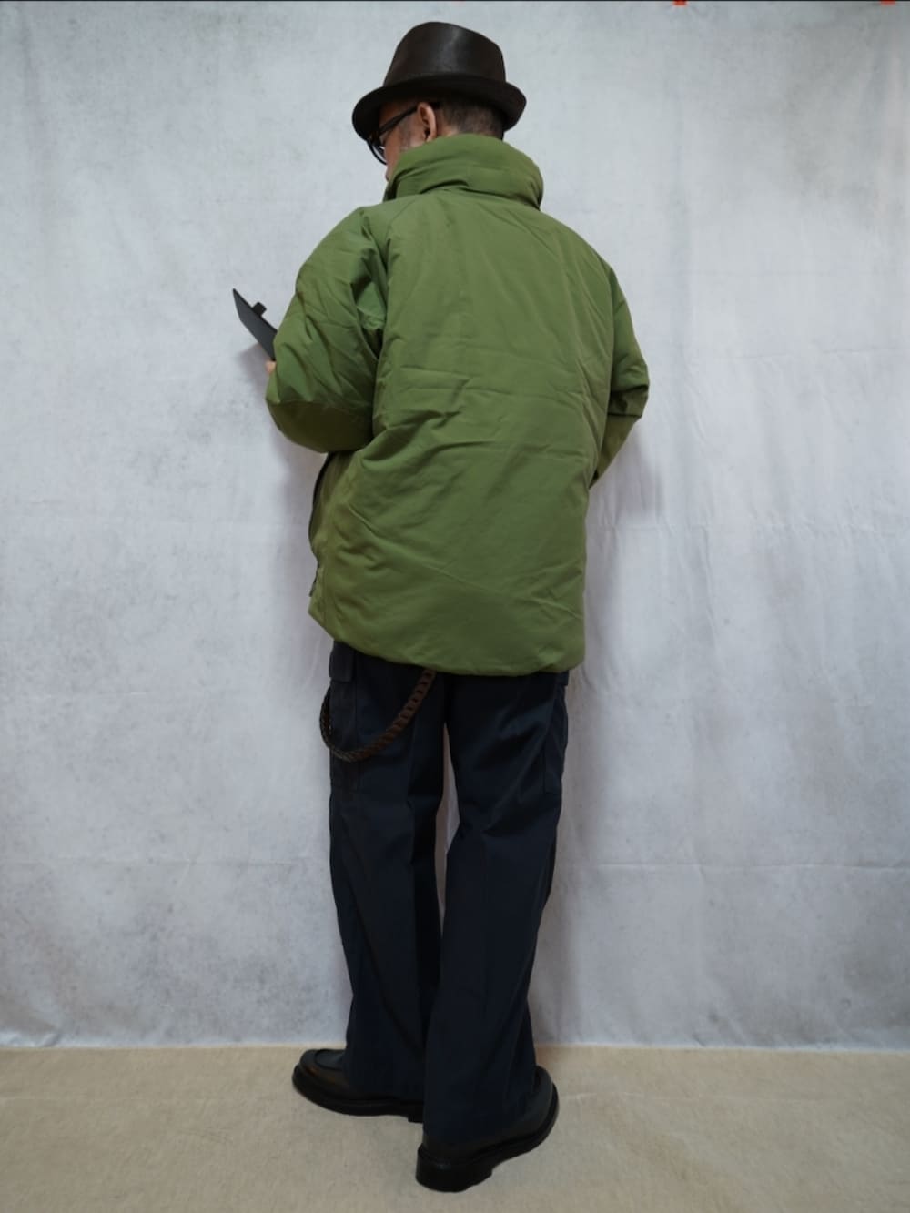 ブラック系のシューズ、グリーン系のダウンジャケット/コート、ホワイト系のシャツ/ブラウスを着用したメンズの冬コーディネートの3枚目の写真