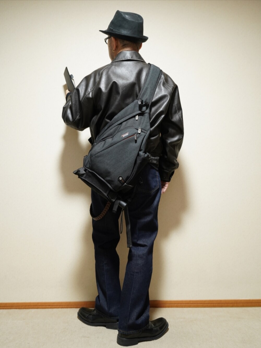 ブラック系のシューズ、ブルー系のデニムパンツ、ブラック系のネクタイを着用したメンズの春コーディネートの3枚目の写真