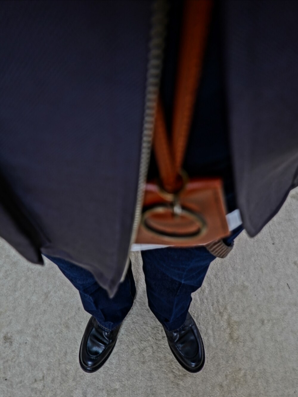 ブラック系のシューズ、ブルー系のデニムパンツ、ホワイト系のシャツ/ブラウスを着用したメンズの春コーディネートの5枚目の写真