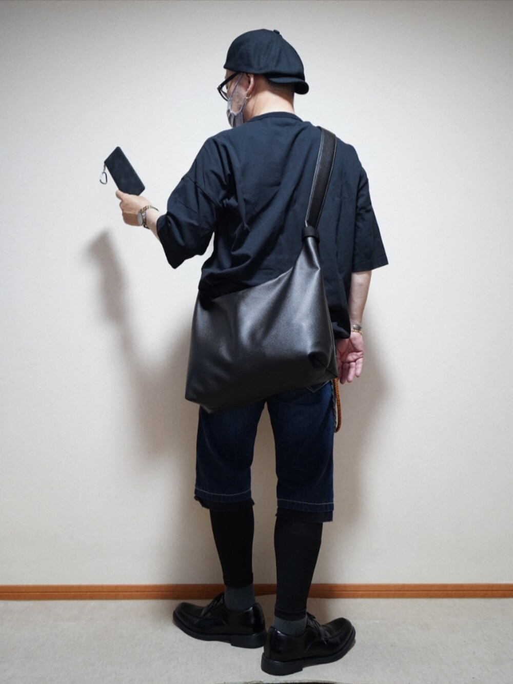 ブラック系のシューズ、ブルー系のパンツ、ブラック系のTシャツ/カットソーを着用したメンズの夏コーディネートの3枚目の写真