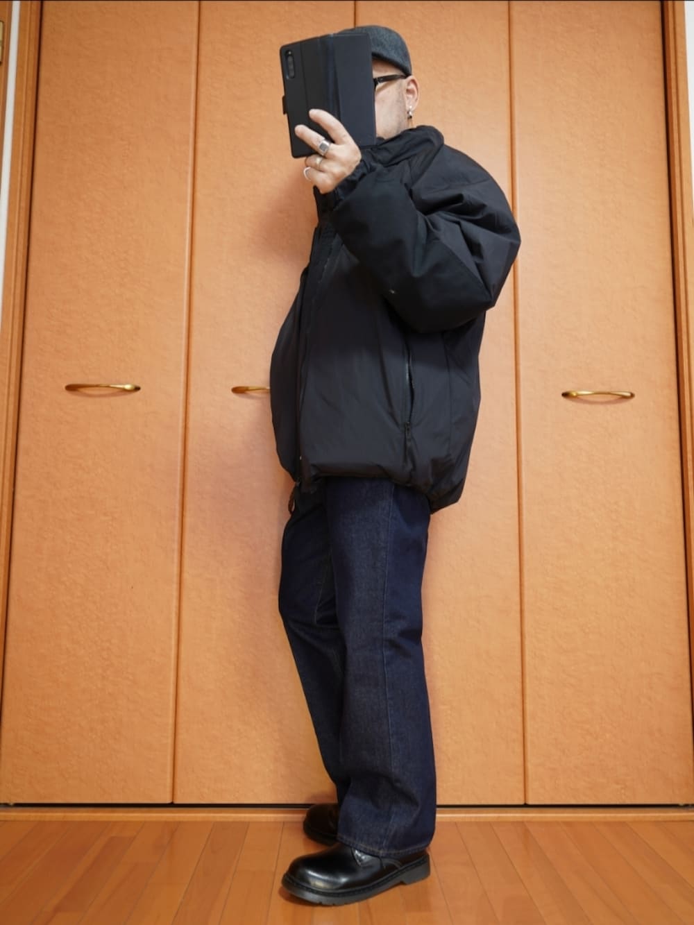 ブラック系のシューズ、ブルー系のデニムパンツ、ホワイト系のシャツ/ブラウスを着用したメンズの秋コーディネートの2枚目の写真