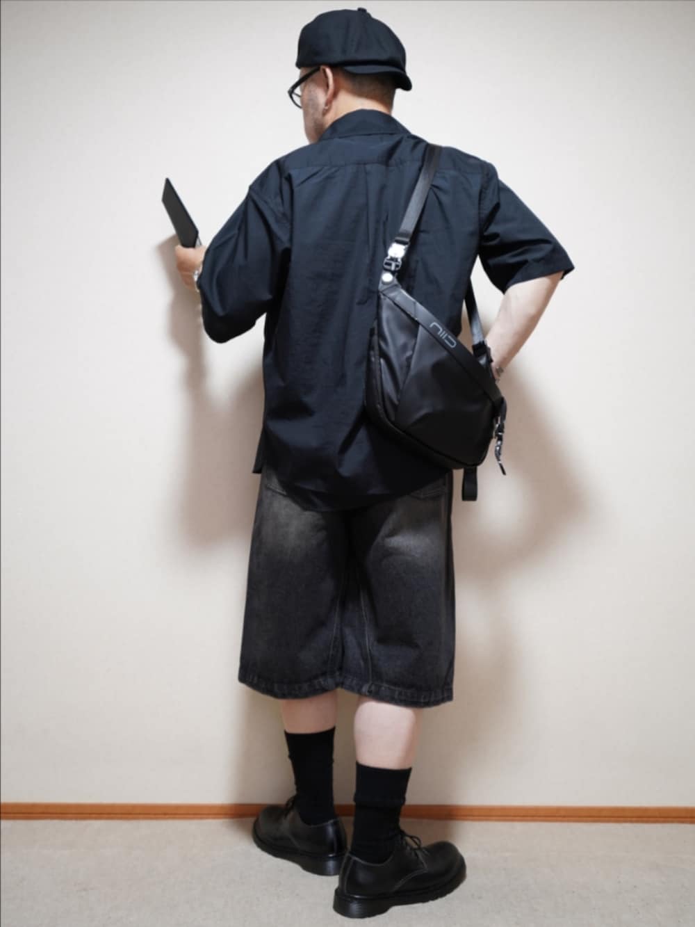 ブラック系のその他パンツ、ブラック系のTシャツ/カットソー、ブラック系のシャツ/ブラウスを着用したメンズの夏コーディネートの3枚目の写真