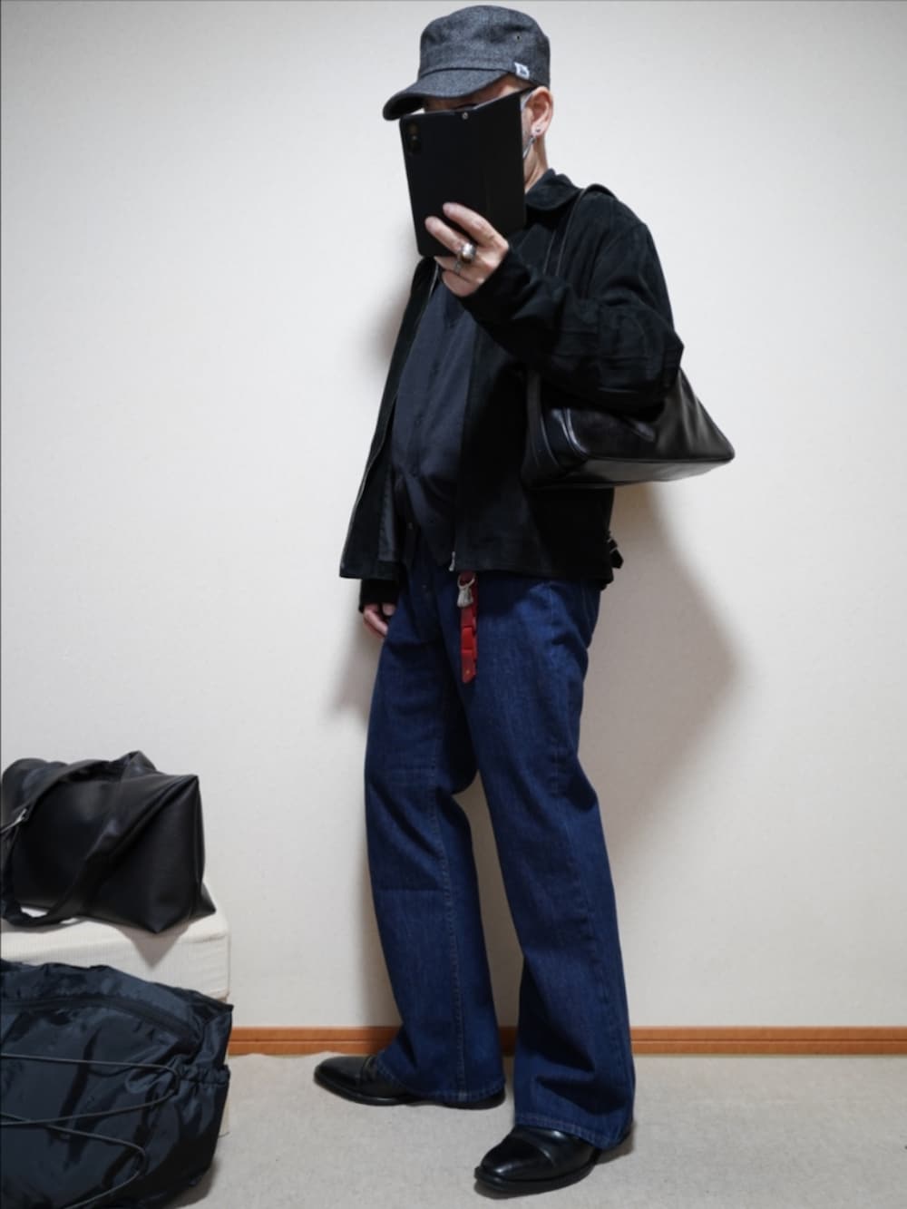 ブラック系のドレスシューズ、ブルー系のデニムパンツ、グレー系のシャツ/ブラウスを着用したメンズの春コーディネートの2枚目の写真