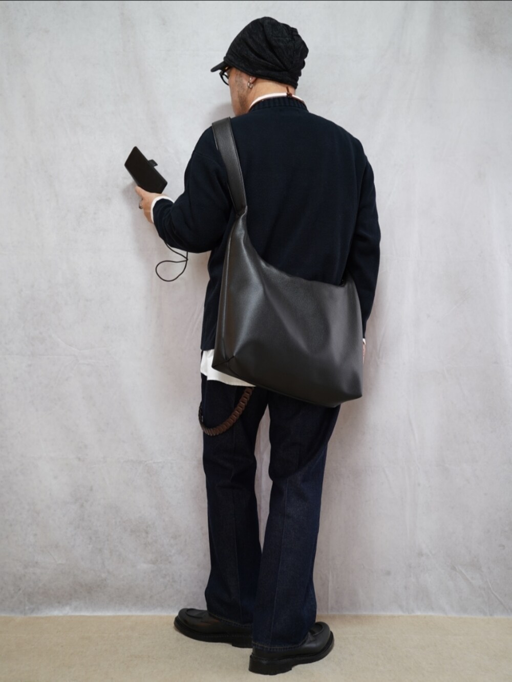 ブラック系のシューズ、ブルー系のデニムパンツ、ホワイト系のシャツ/ブラウスを着用したメンズの春コーディネートの3枚目の写真