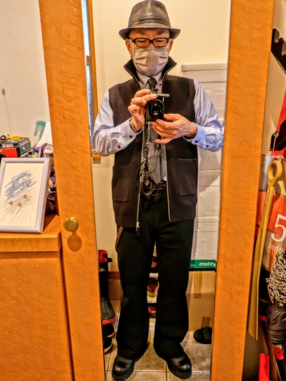 ブラック系のブーツ、グレー系のデニムパンツ、ブラック系のジャケット/アウターを着用したメンズの春コーディネートの3枚目の写真