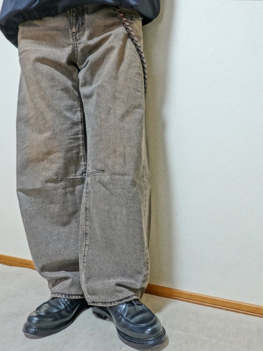ブラック系のシューズ、ブラウン系のデニムパンツ、ブラック系のTシャツ/カットソーを着用したメンズの夏コーディネートの4枚目の写真