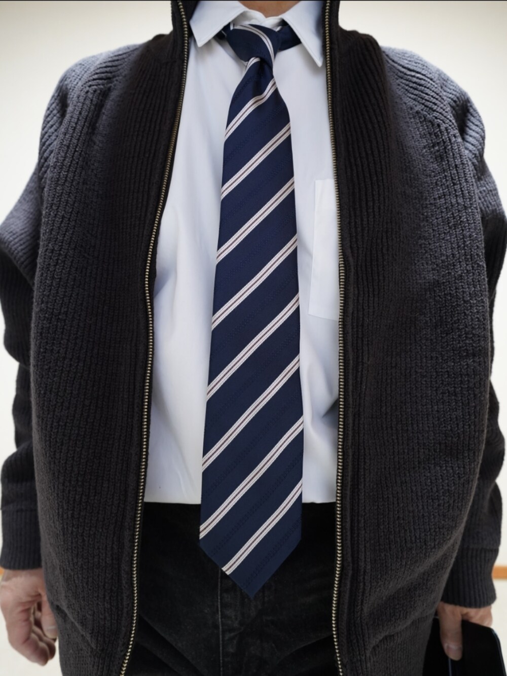 ブラック系のシューズ、ブラック系のデニムパンツ、ホワイト系のシャツ/ブラウスを着用したメンズの春コーディネートの3枚目の写真