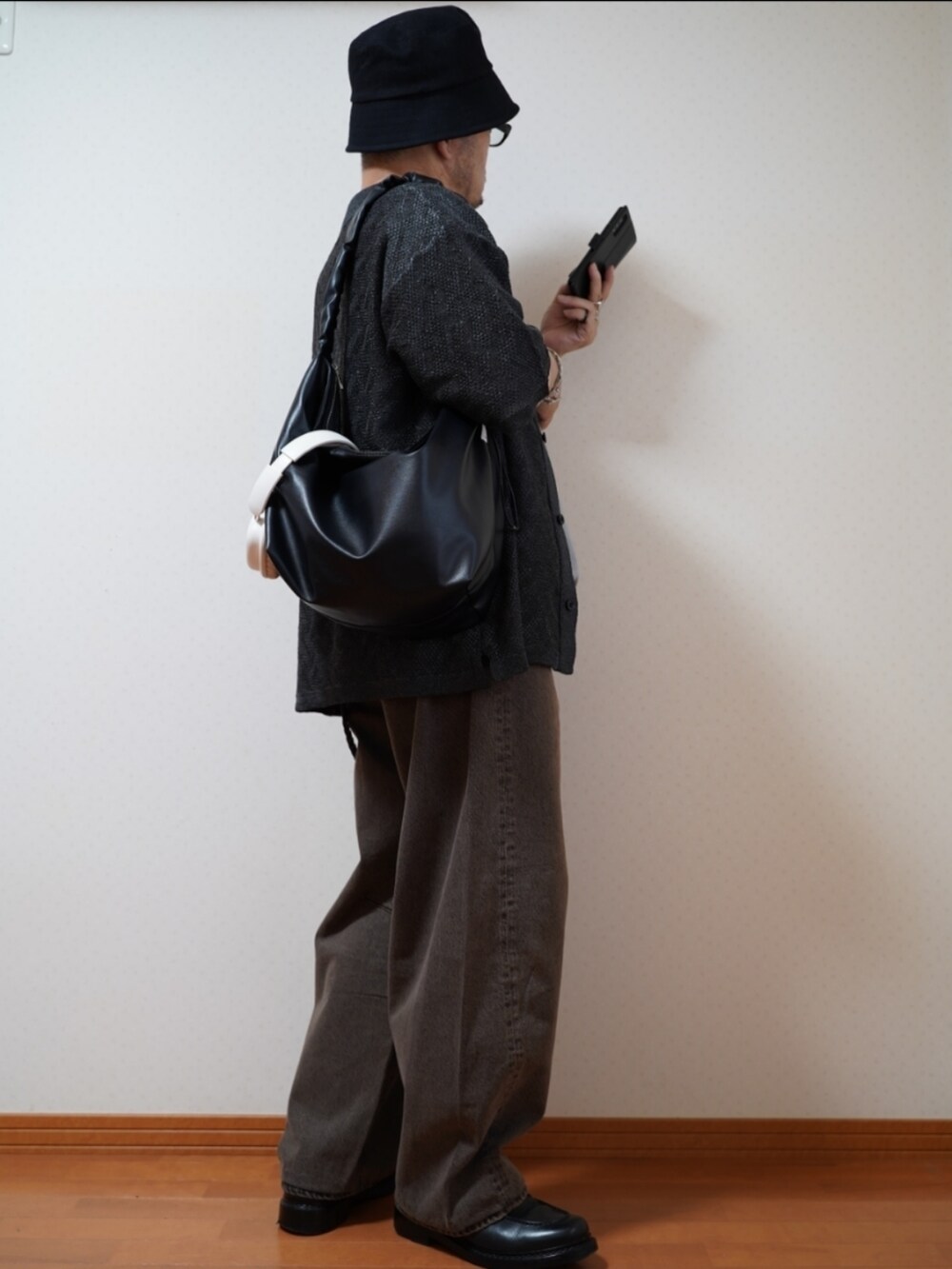 ブラック系のシューズ、ブラウン系のデニムパンツ、グレー系のTシャツ/カットソーを着用したメンズの夏コーディネートの3枚目の写真