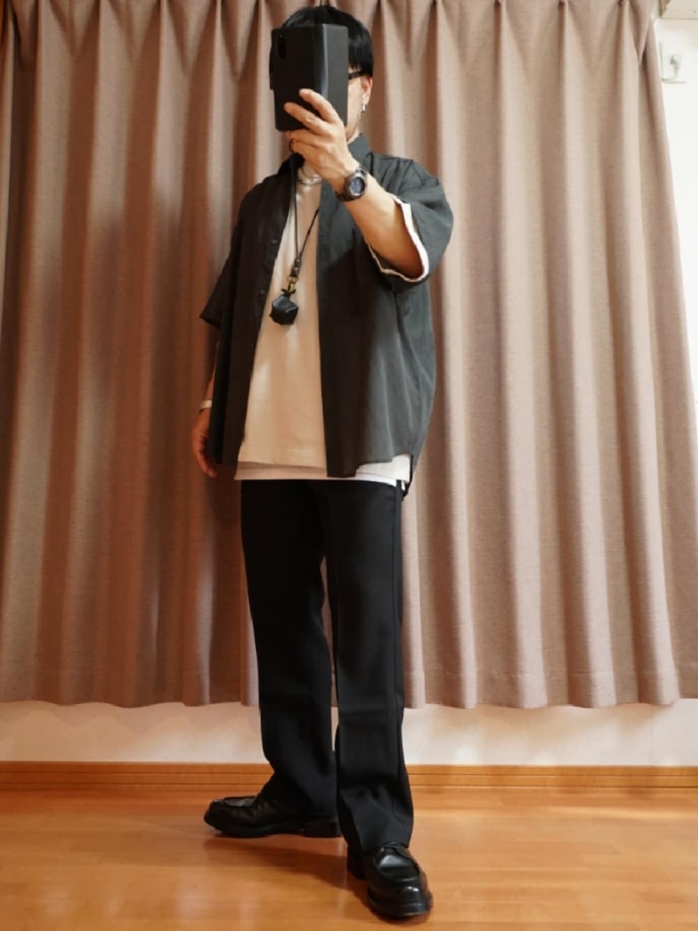 ブラック系のシューズ、ブラック系のパンツ、グレー系のTシャツ/カットソーを着用したメンズの夏コーディネートの2枚目の写真