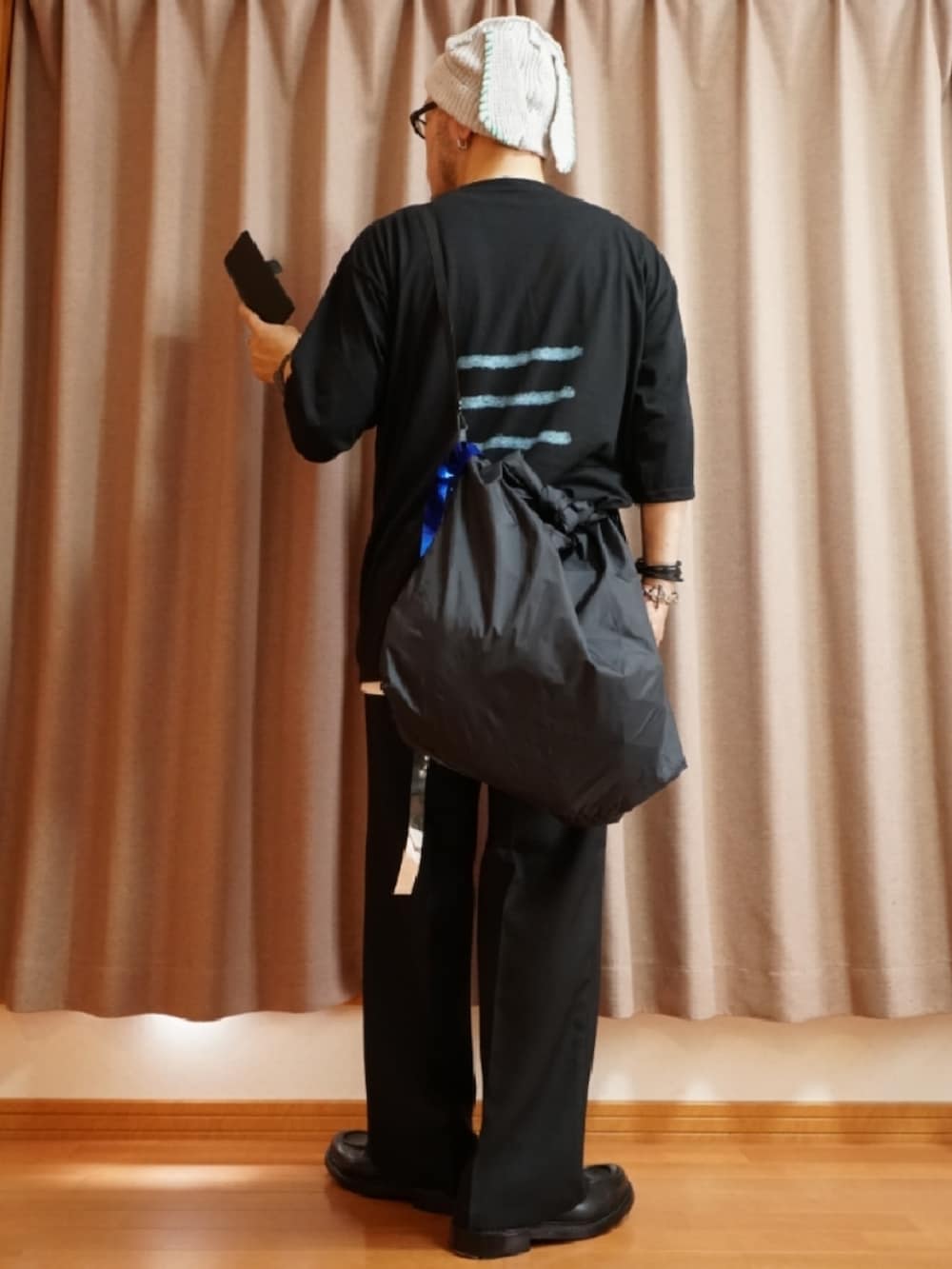 ブラック系のトップス、ブラック系のシューズ、ブラック系のパンツを着用したメンズの夏コーディネートの3枚目の写真